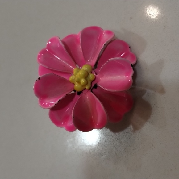 Mid century pink floral brooch 1.25" lapel pin back vintage - Picture 2 of 8